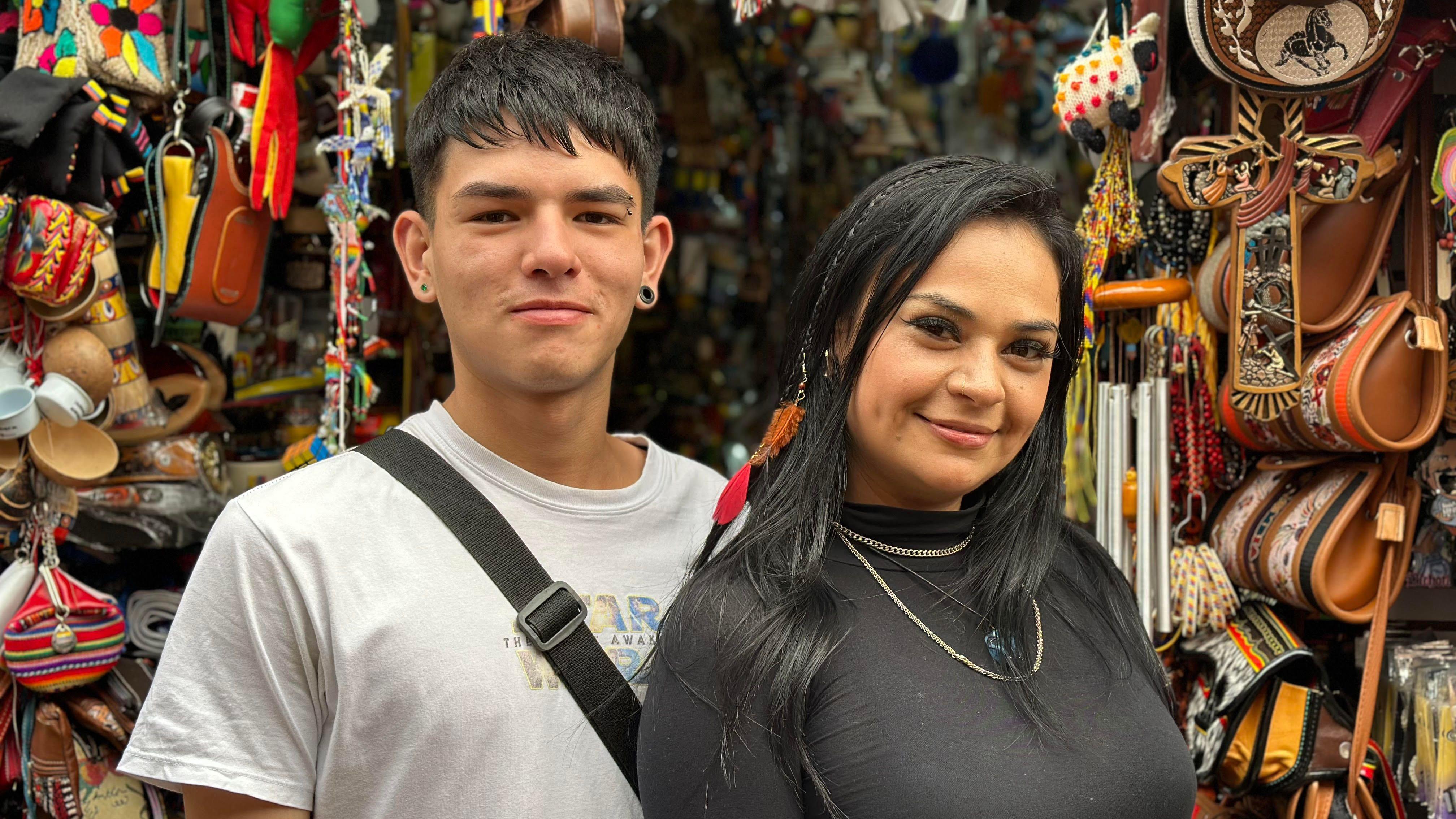 Los colombianos Santiago Rojas y Carolina Ocampo, frente a su pequeña tienda en una zona comercial del centro de Bogotá.