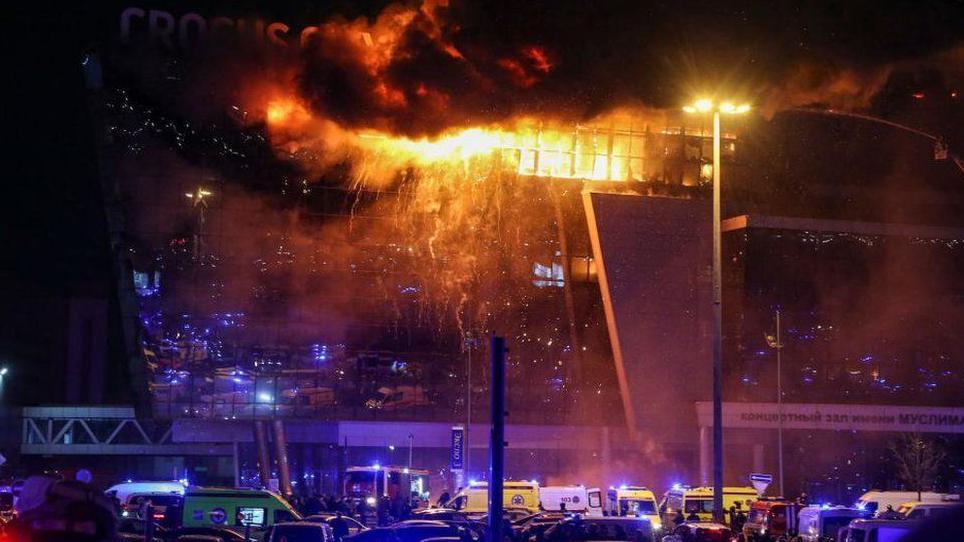 La llamas envuelven el Crocus City Hall en Moscú