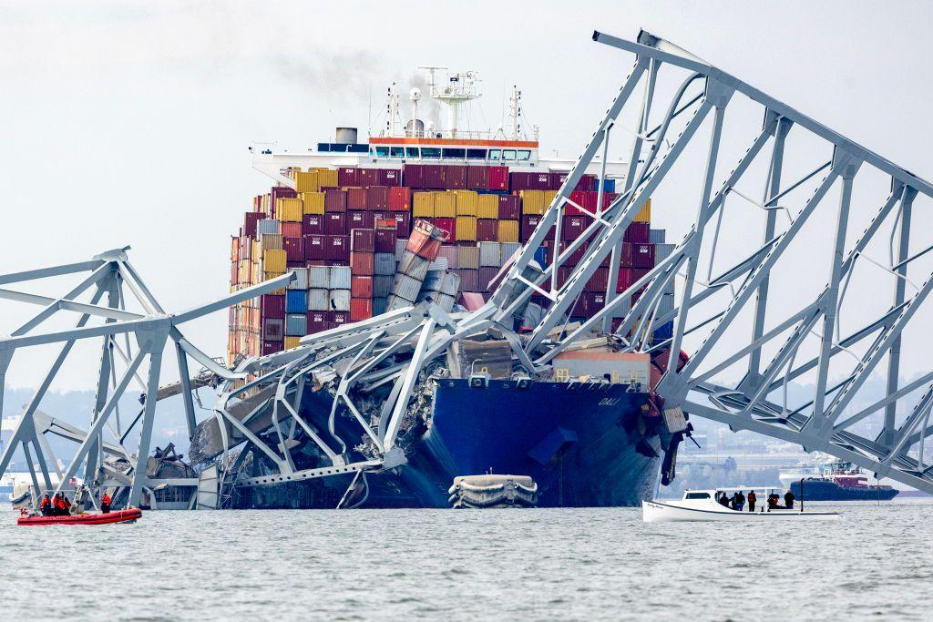 El barco Dali, enredado con los restos del puente de Baltimore. 