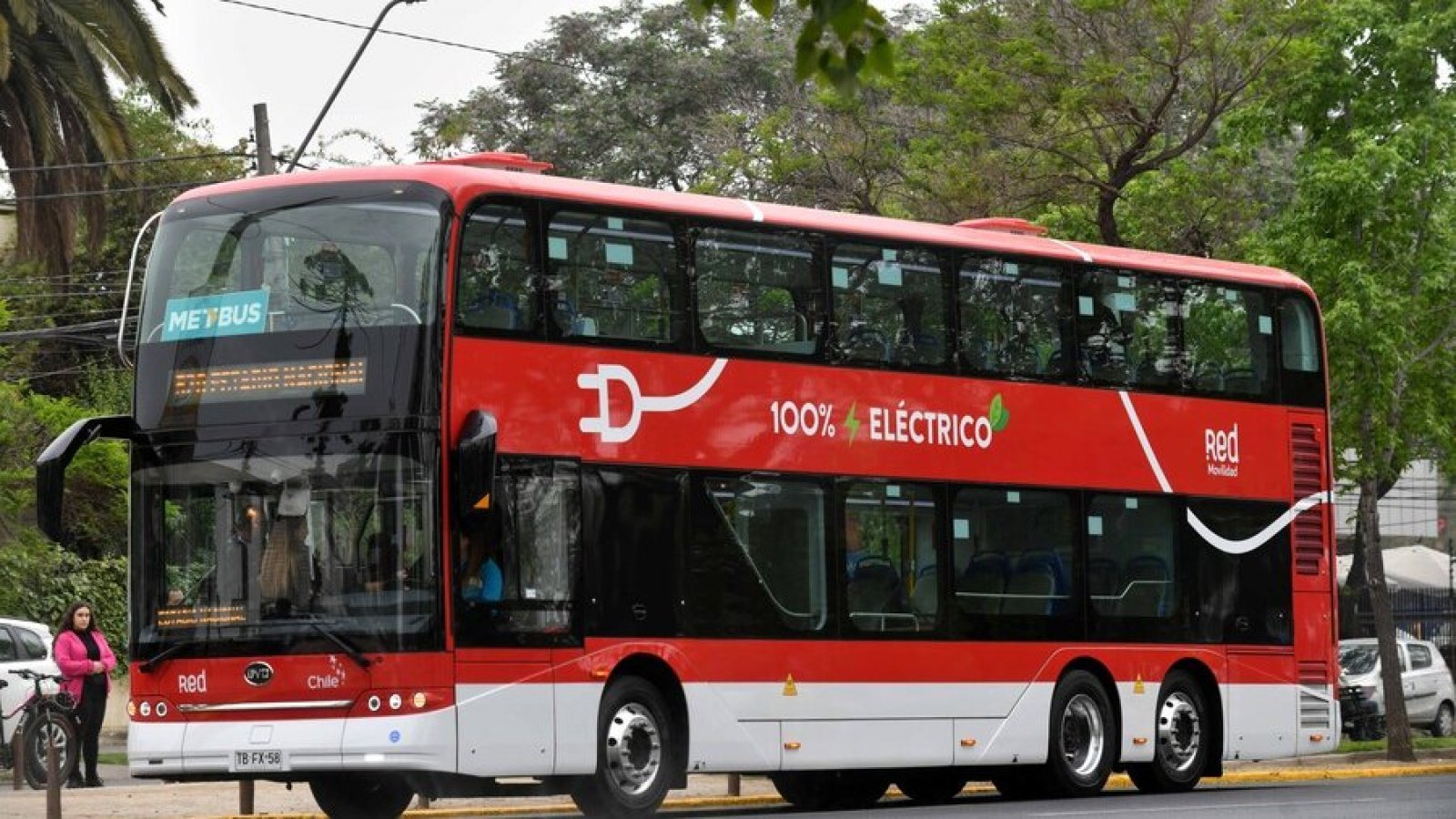 Buses eléctricos de dos pisos comienzan a operar hacia el aeropuerto