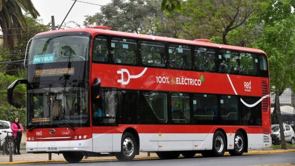 Buses eléctricos de dos pisos comienzan a operar hacia el aeropuerto