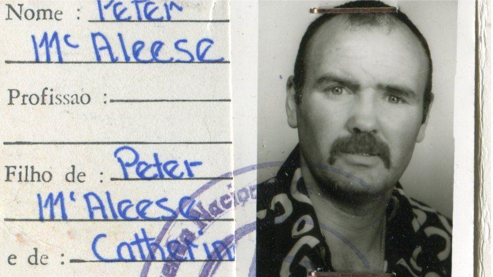 Identificación donde se ve a un joven Peter McAleese, durante sus años como mercenario en África en la década de 1970.