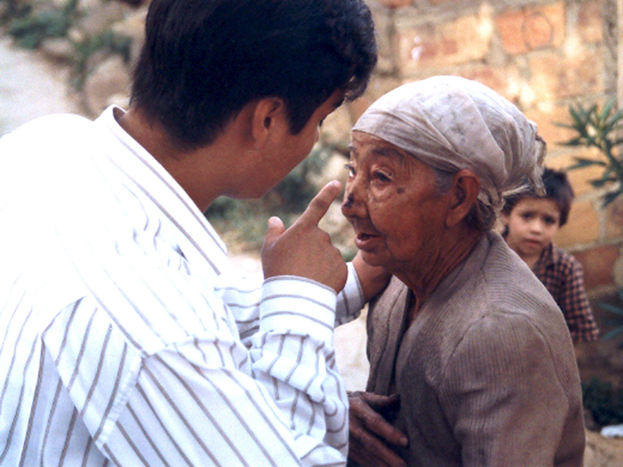 Albeiro con una anciana