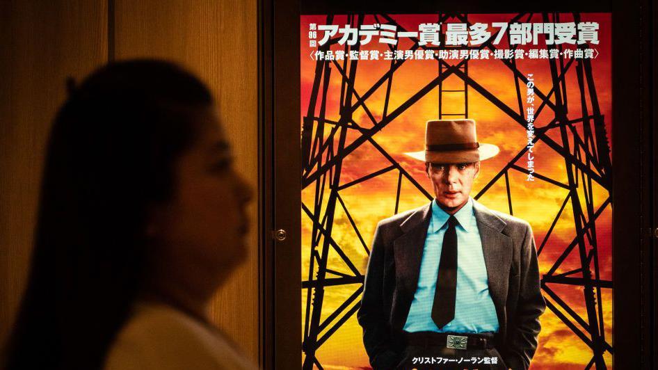 Un afiche de "Oppenheimer" en Japón