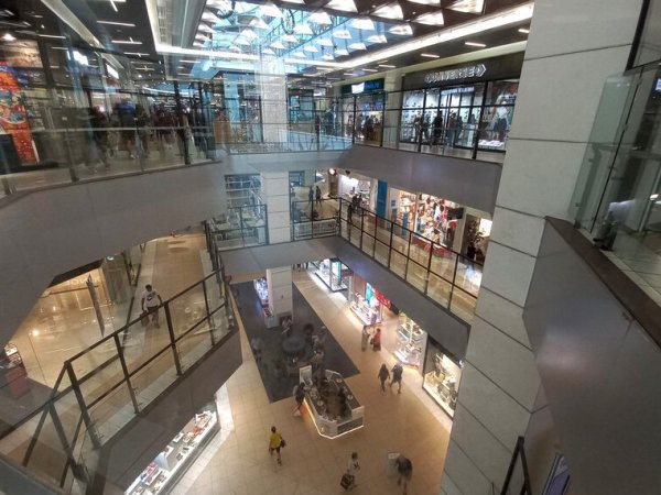 Persona con bolsa de compras