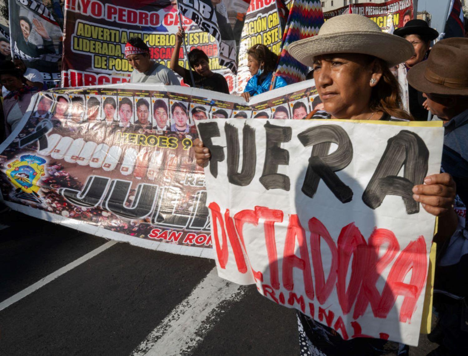 personas protestan en contra de dina boluarte