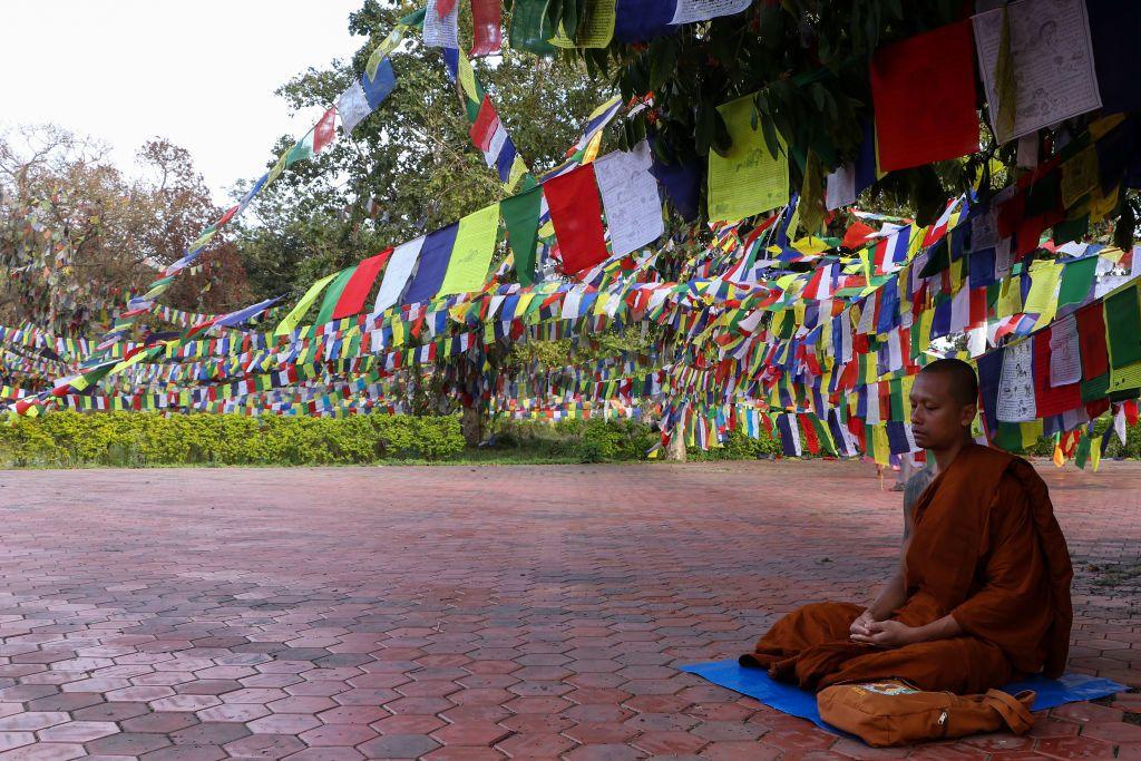 monje budista meditando