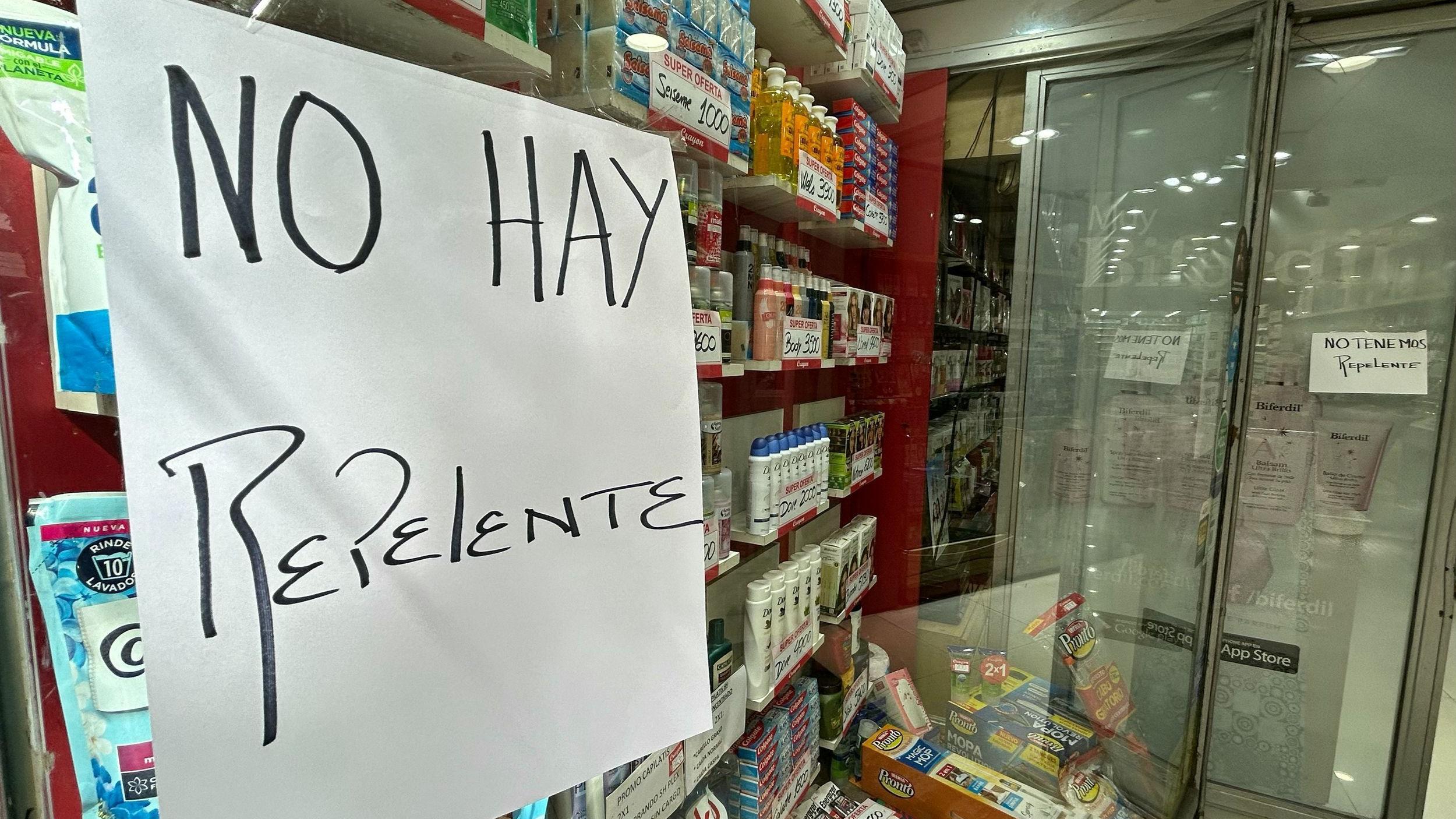 Un cartel anuncia la falta de repelente. 