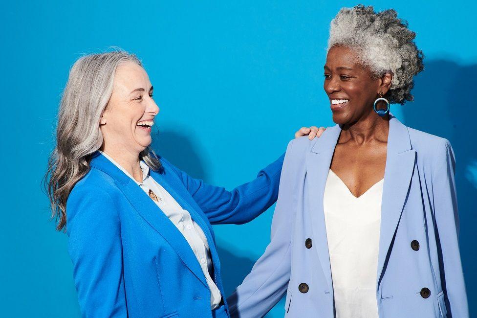 Dos mujeres sonriendo
