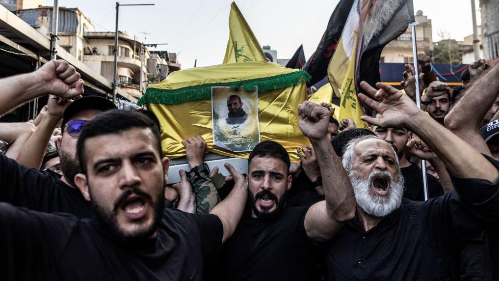 Partidarios de Hezbolá gritan consignas contra Israel en Beirut.