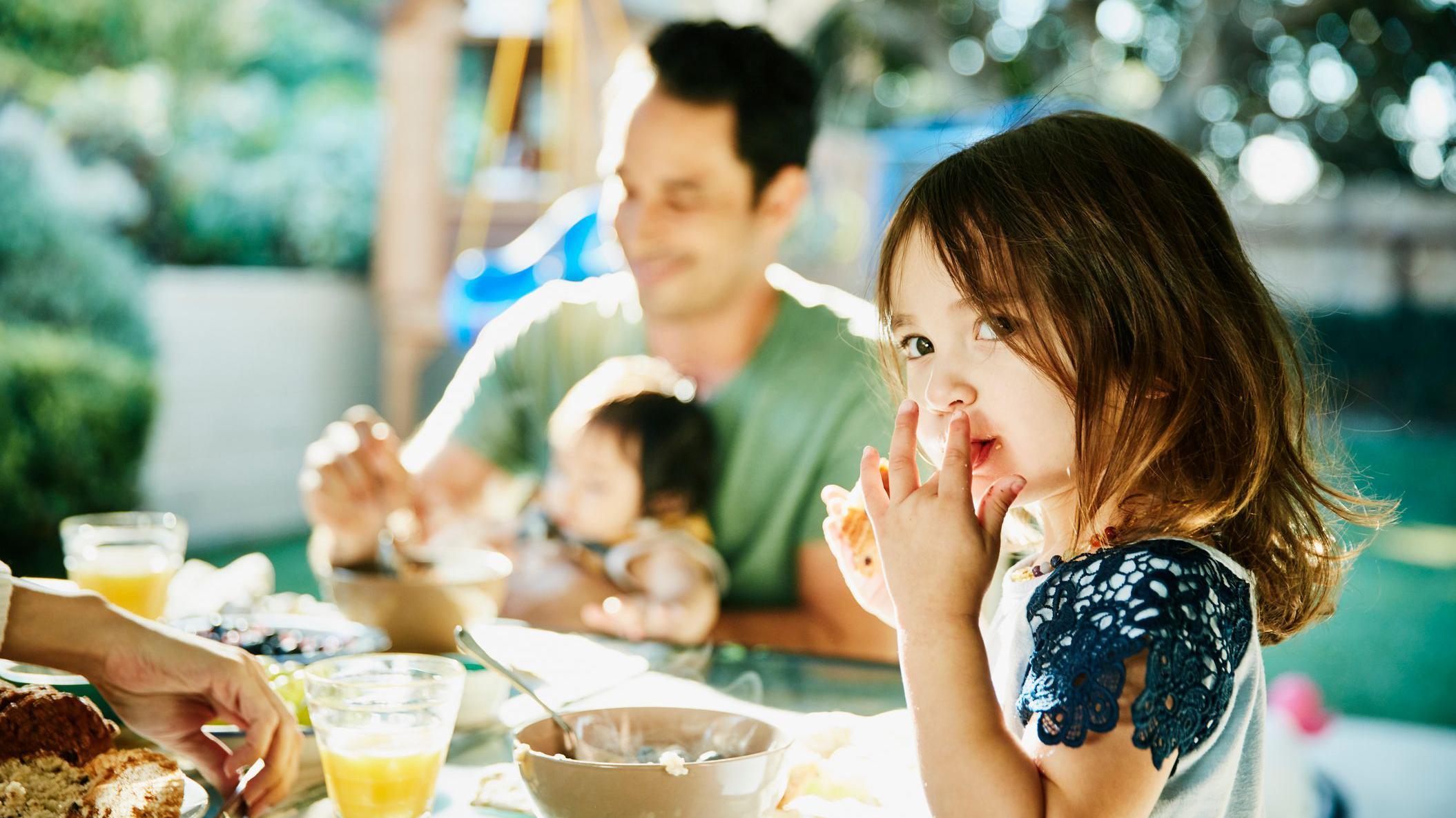 Familia comiendo