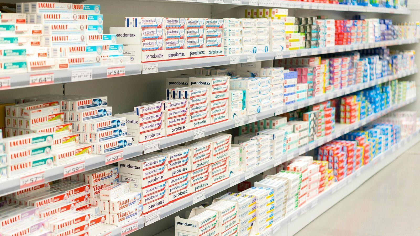 Estante con muchos productos para la higiene oral