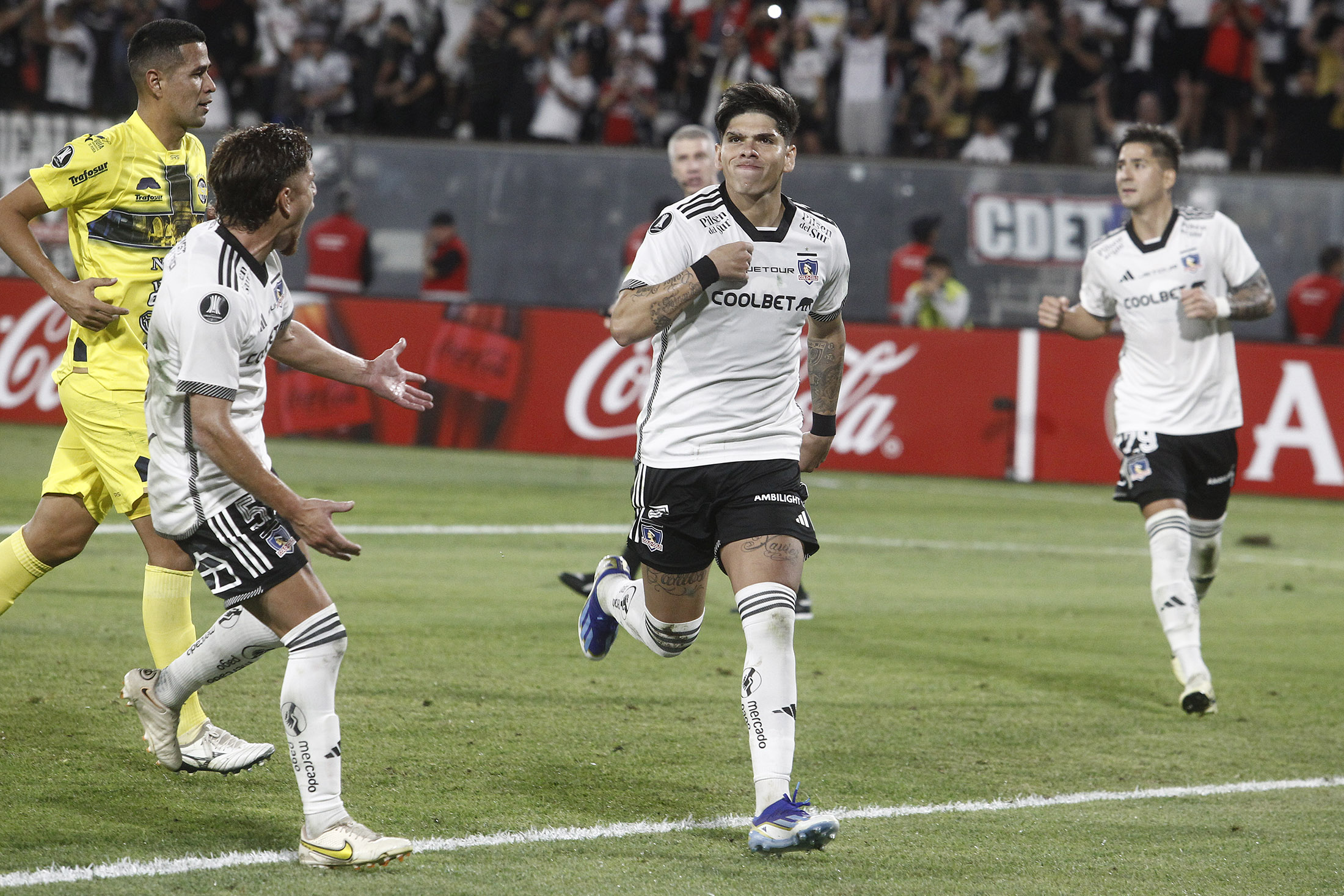 Carlos Palacios celebrando un gol frente a Trinidense