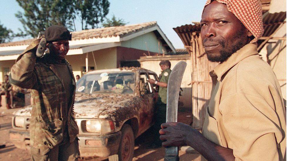 hutu armado con machete en 1994