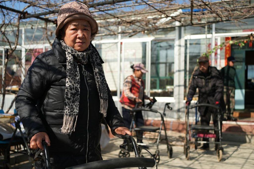 Residentes en el centro de ancianos de Tang.