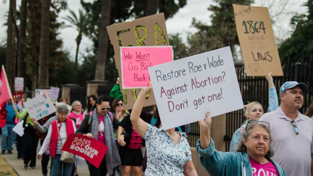 Manifestantes durante una manifestación de la Marcha de las Mujeres en Phoenix, Arizona, EE.UU., el sábado 20 de enero de 2024. 