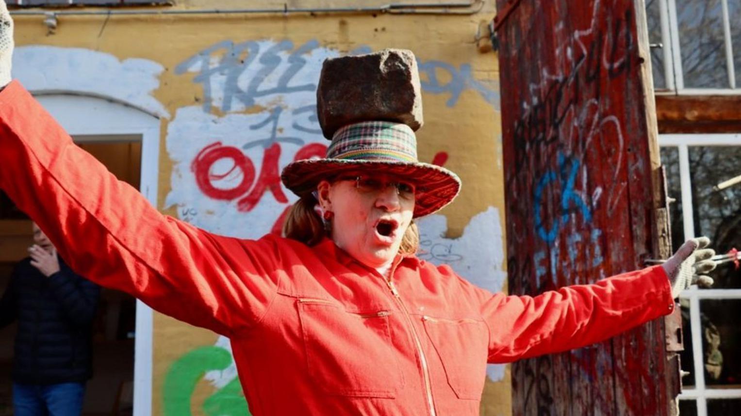 Una mujer celebra el control de Pusher Street.