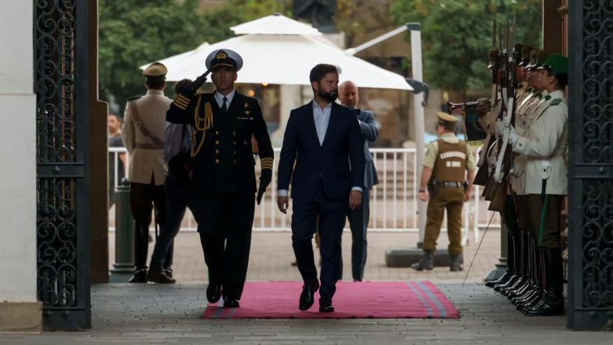 El presidente de Chile, Gabriel Boric, entrando a La Moneda