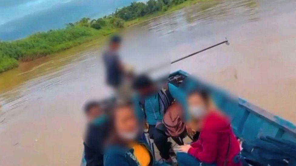 Un grupo de personas a bordo de una barca para salir de Myanmar. 