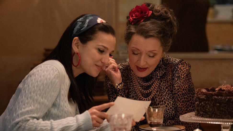 Marisa Abela y Lesley Manville