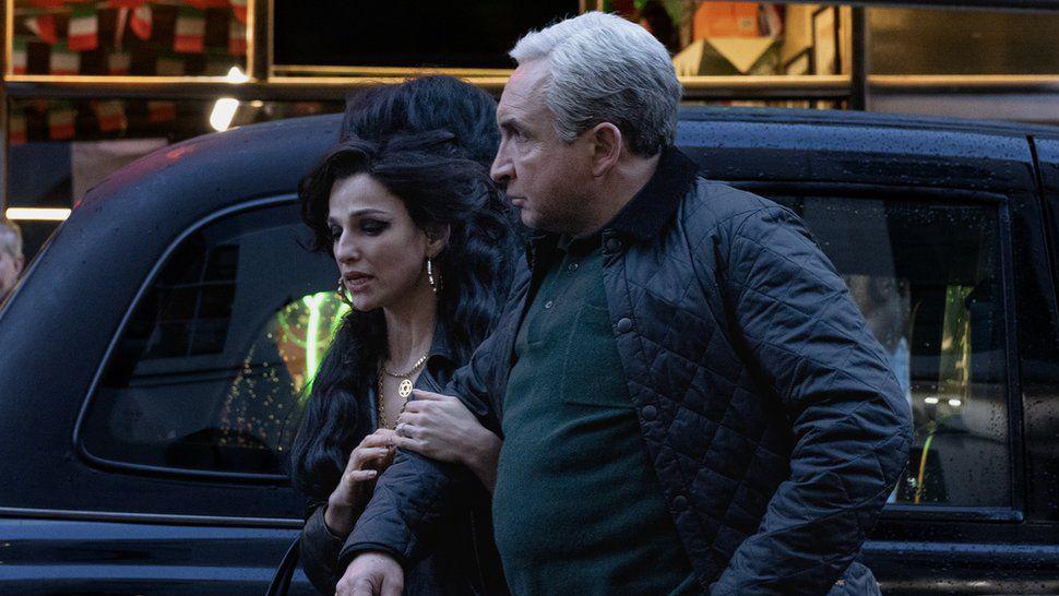 Eddie Marsan y Marisa Abela
