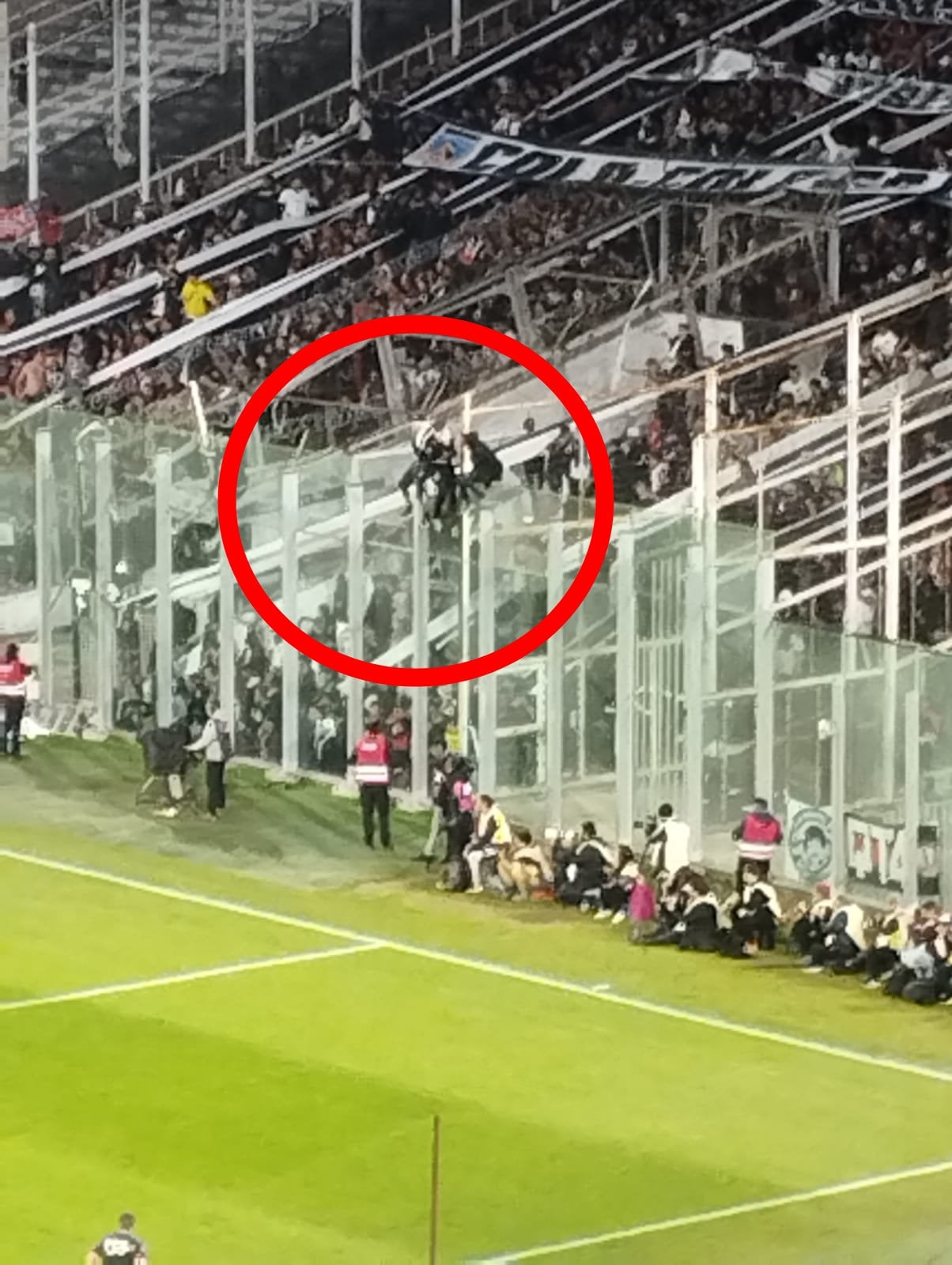 Sujetos arriba de la galería del Estadio Monumental