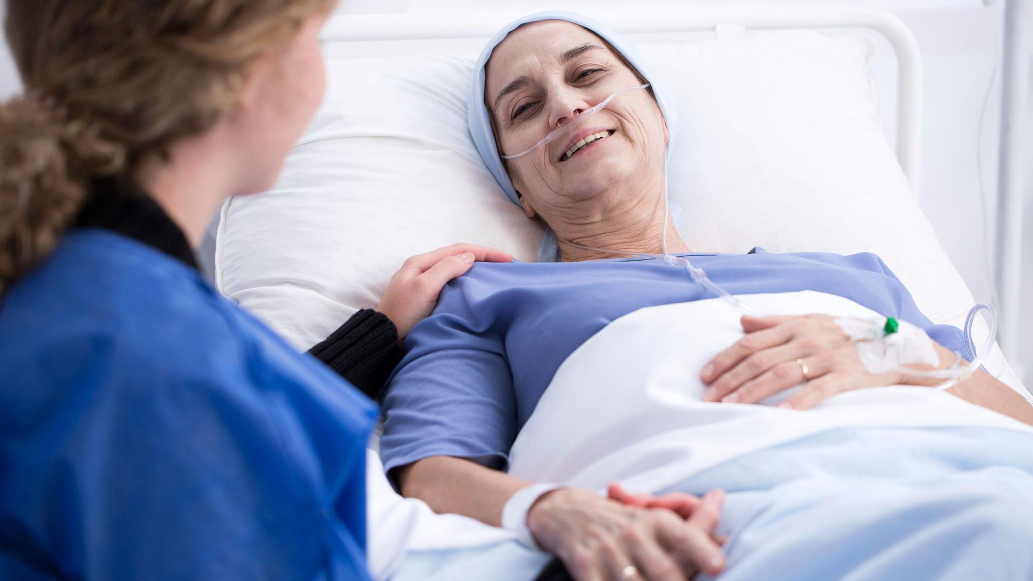 persona en una cama de hospital junto a personal médico