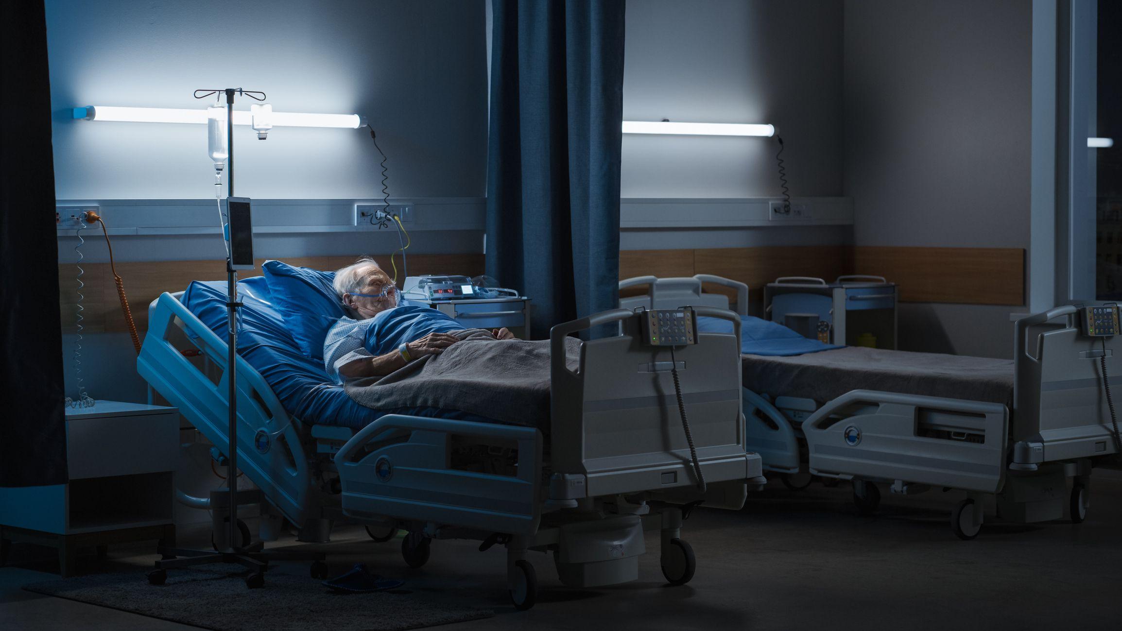 Un hombre acostado en una sala de hospital