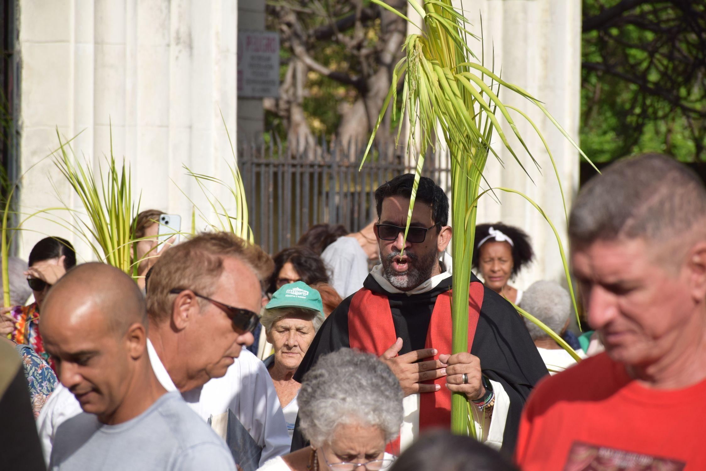 Léster Zayas con feligreses