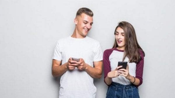 Pareja viendo sus teléfonos. Verdad o reto preguntas HOT para parejas