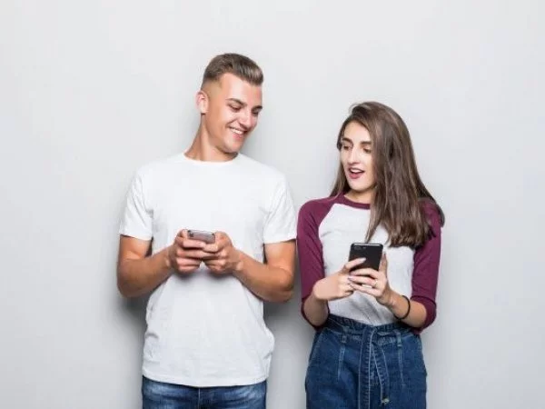 Pareja viendo sus teléfonos. Verdad o reto preguntas HOT para parejas