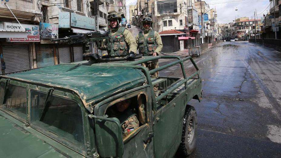 Un vehículo militar jordano patrulla las calles de un Amán vacío.