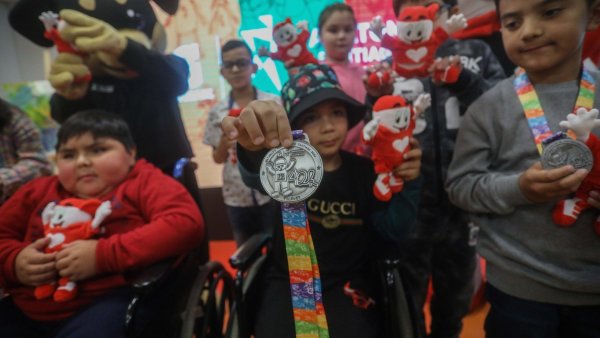 Medalla Maratón de Santiago 2024. Niños de la Teletón