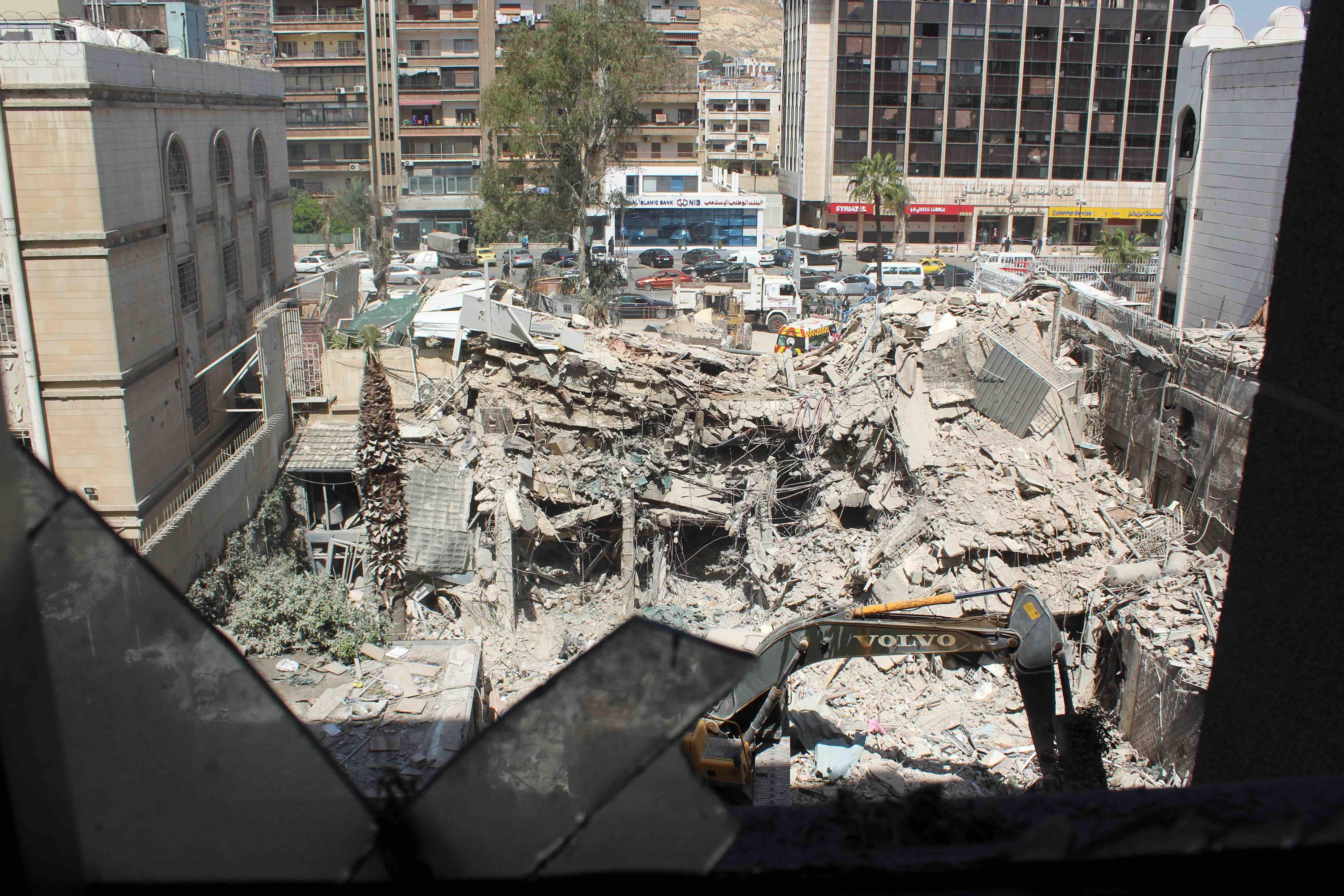 El edificio del consulado iraní quedó reducido a escombros.