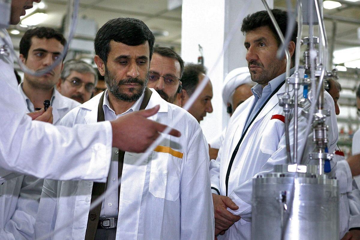El presidente iraní en 2008, Mahmud Ahmadinejad (centro), visitó las instalaciones de enriquecimiento de uranio de Natanz, 300 km al sur de Teherán - Ahmadinejad anunció en la televisión estatal iraní durante la visita que Irán había iniciado la instalación de 6.000 nuevas centrifugadoras, añadiendo a a las 3.000 centrífugadoras que ya había en las instalaciones.
