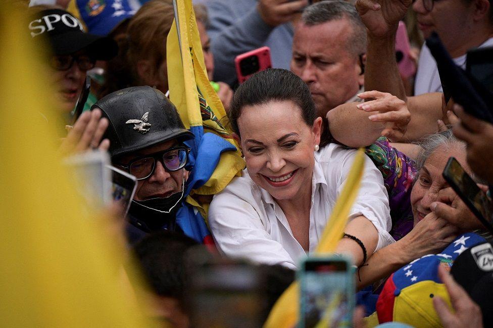 María Corina Machado rodeada de seguidores