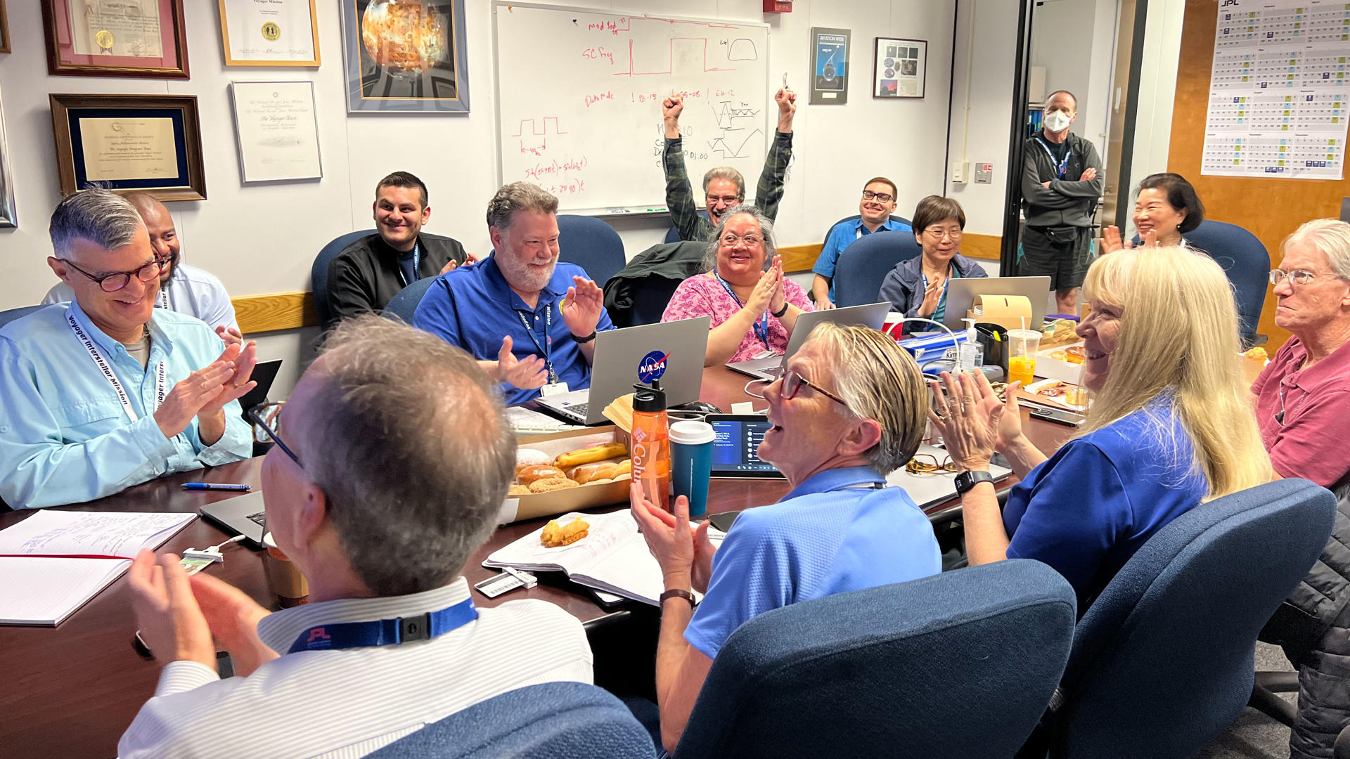 miembros del equipo de vuelo de Voyager 1 de la NASA celebrando el sábado 20 de abril de 2024