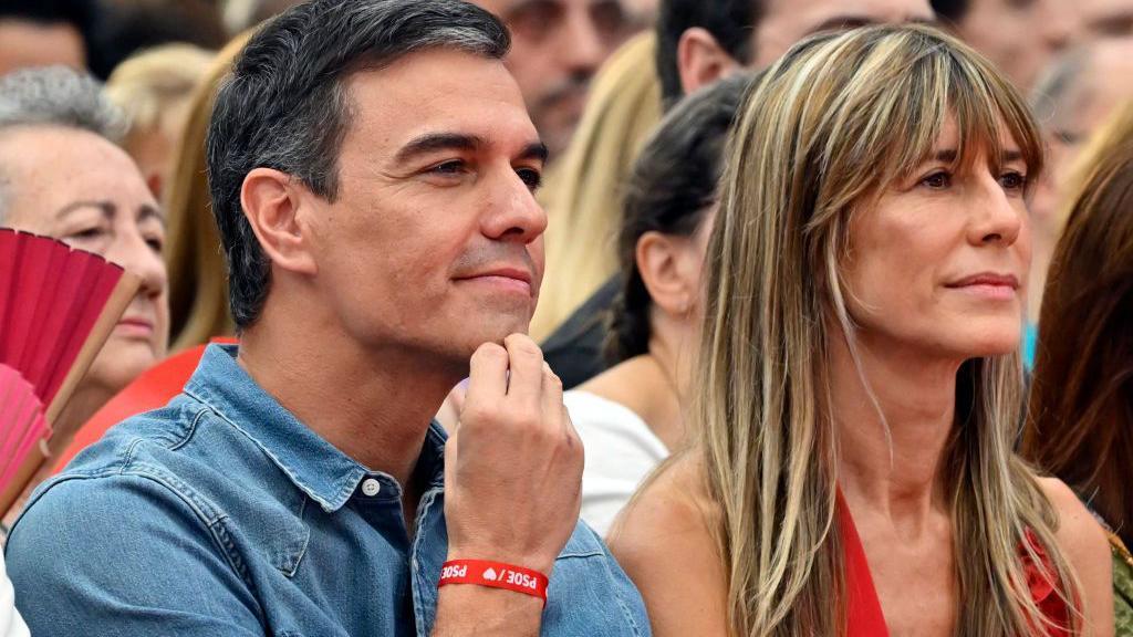 El presidente del gobierno, Pedro Sánchez, y su mujer en un acto de campaña