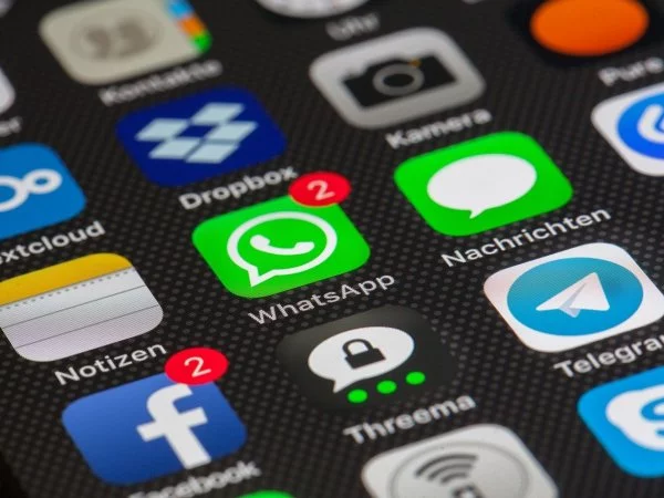 WhatsApp iOS passkeys