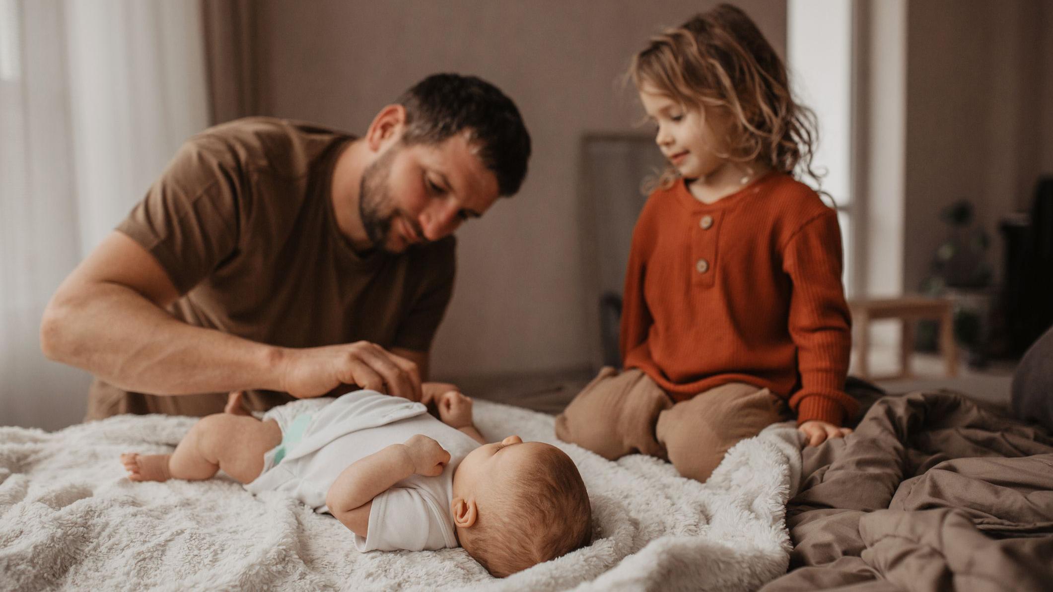 Padre cambiando los pañales a su bebé