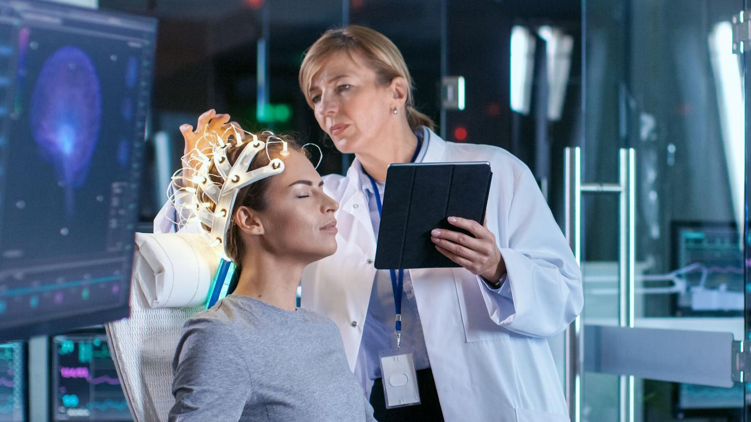 Una científica somete el cerebro de una paciente a un escaneo