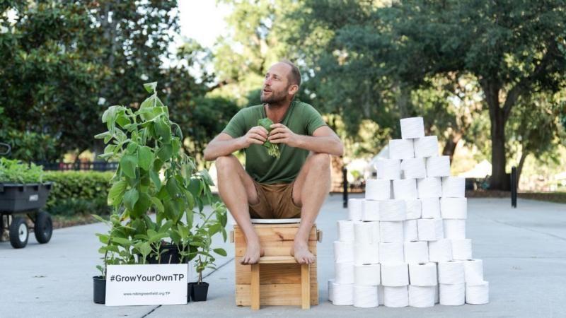 Robin Greenfield cultivó más de cien árboles de boldo en su vivero para usarlos como papel higiénico.