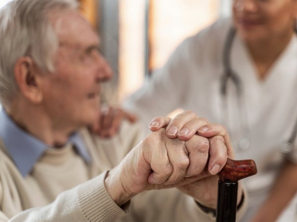 Adulto mayor. Adultos mayores en invierno.