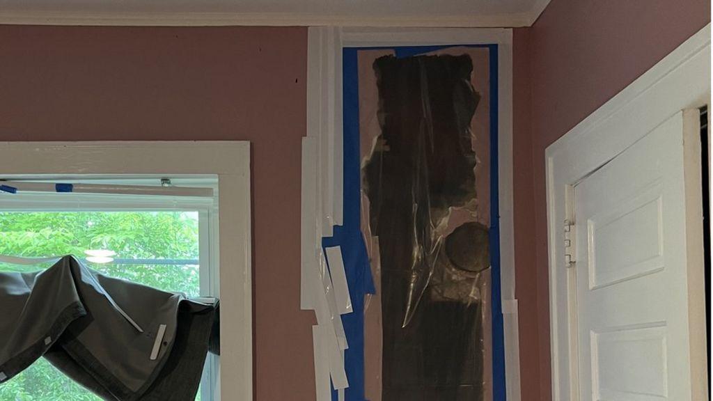 Un agujero en la pared de la habitación.