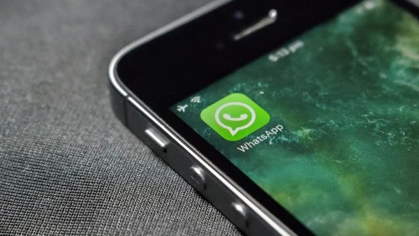 Teléfono con WhatsApp.