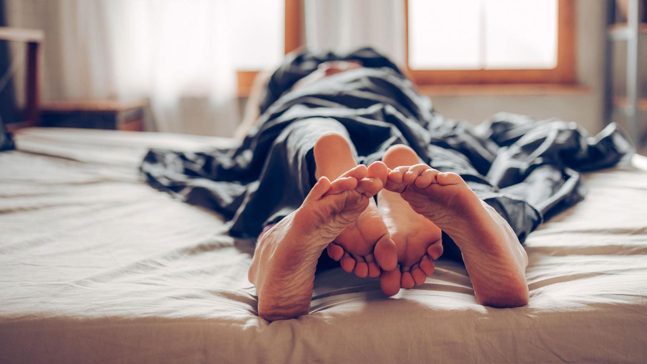 Una pareja en la cama