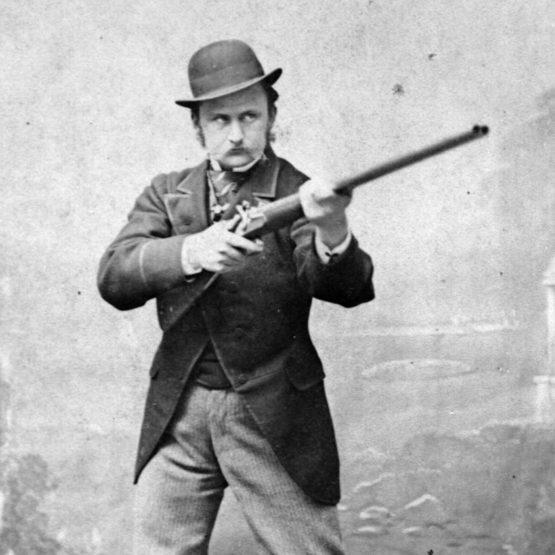 El "capitan" Charles Boycott con un arma en 1863