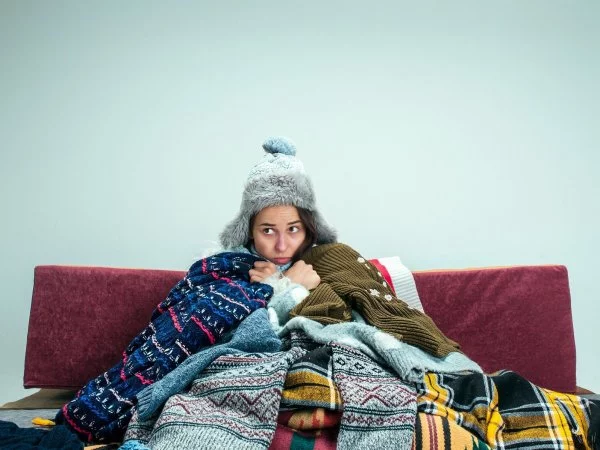 Ola de frío. mujer con frío abrigada