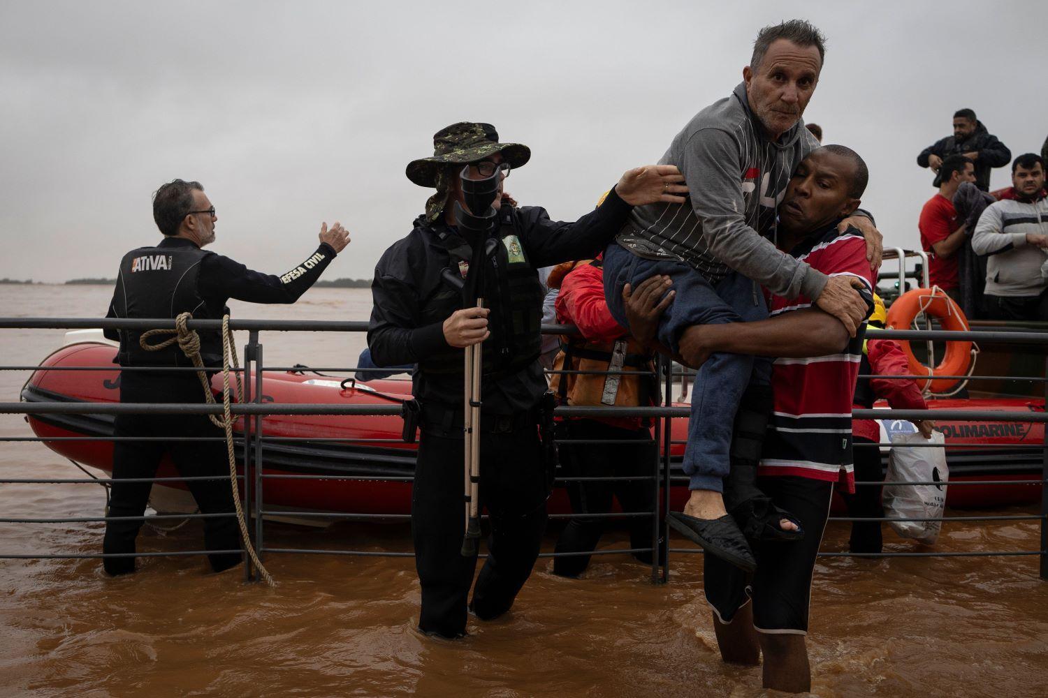 Un hombre es rescatado por un grupo de socorristas.  