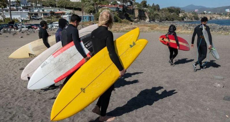 Surfistas en la playa de Ensenada.